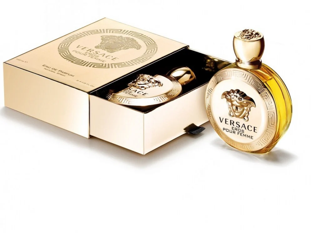 An image of the Versace Eros perfume packaging, showing its elegant and attractive design. The bottle may bear the name of the perfume and the brand logo, which reflects the elegance of the product. The picture highlights the attractiveness and luxury of this famous perfume.