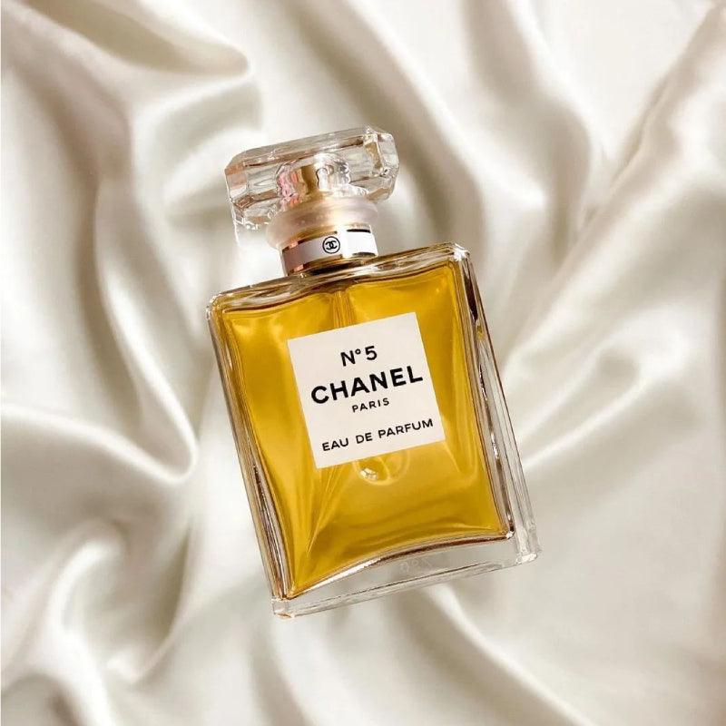 زجاجة العطر النسائي Chanel No. 5 على خلفية بيضاء، تجسيد للأناقة الكلاسيكية