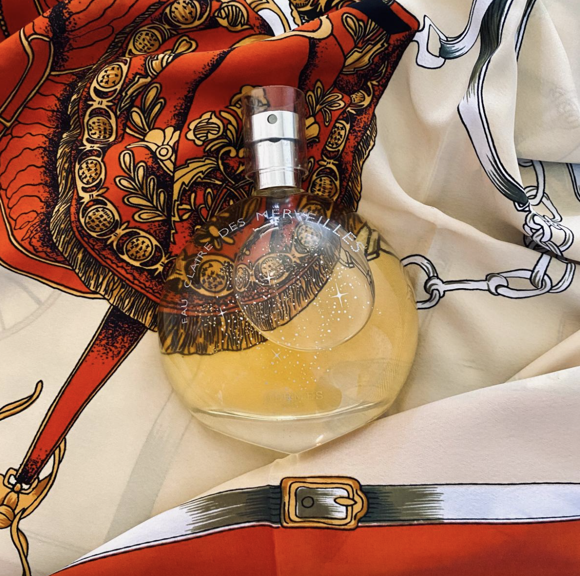 مجموعة من عطور هيرمز الفاخرة تعرض تصاميم أنيقة وروائح ساحرة تناسب الرجال والنساء