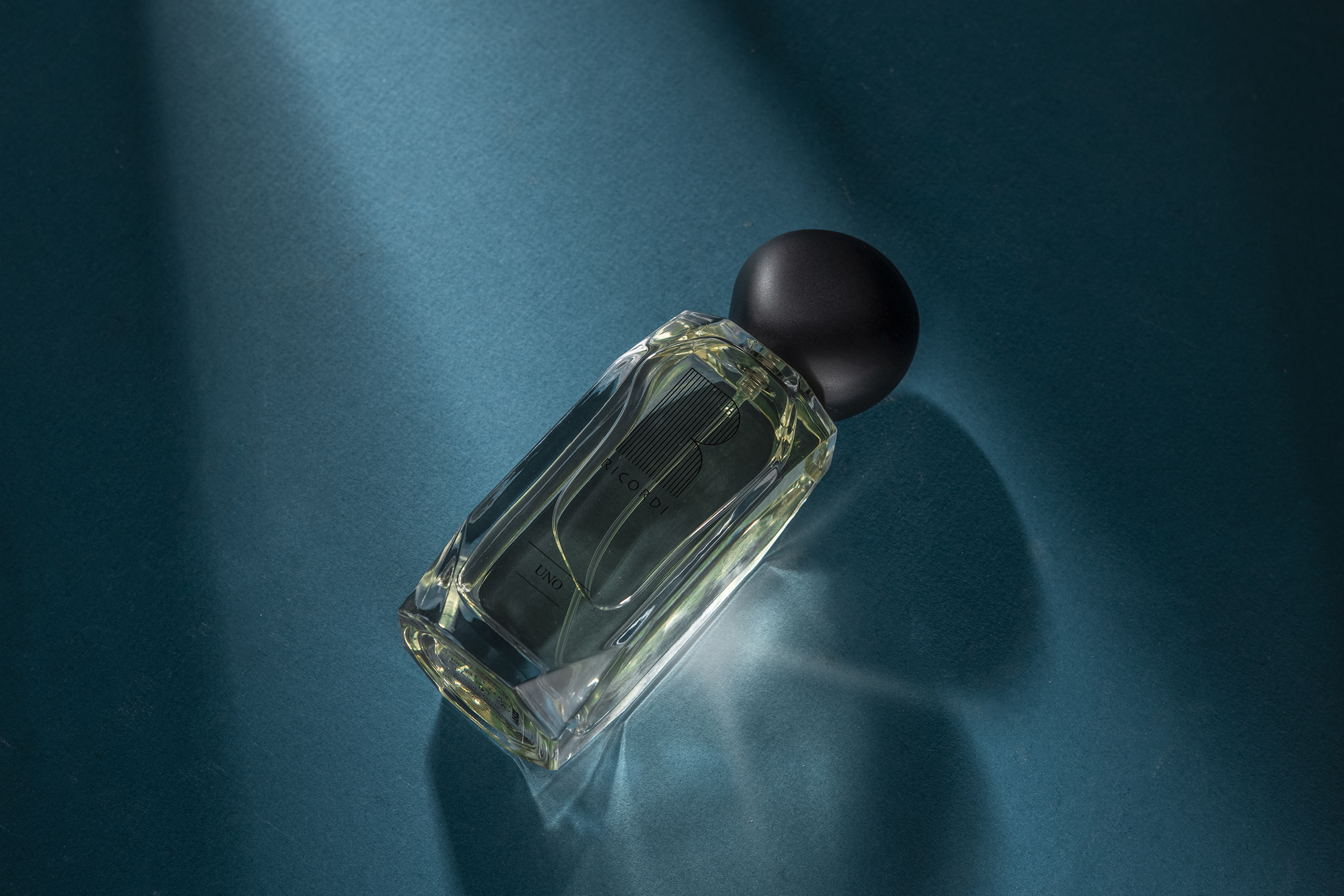 زجاجة عطر فاخر من Recordi تعكس أحدث صيحات العطور في 2025